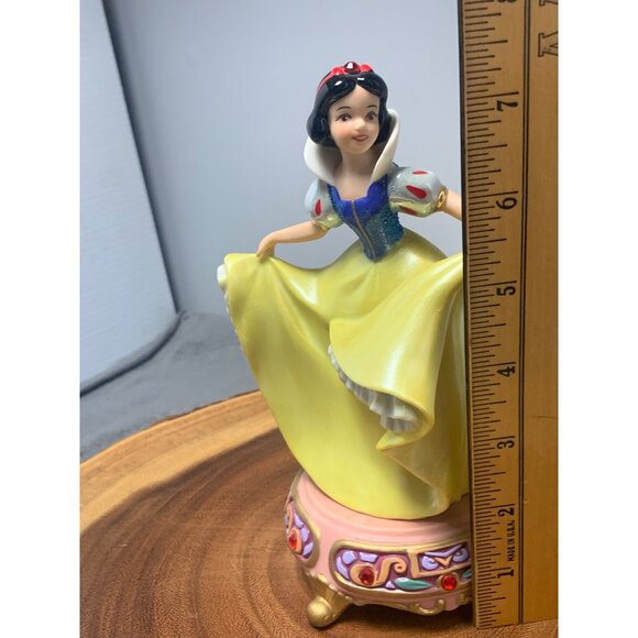 Disney Snow White 7" Jeweled Base Dancing figurine - Porcelain Made In Sir Lanka - Picture 4 of 11